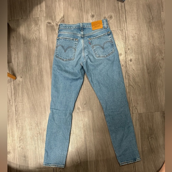 Distressed Levi’s size 24 - Picture 2 of 2